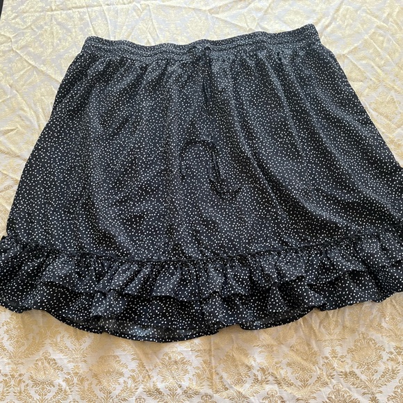 4XL Shein Curve Black and White Dots Drawstring Ruffle Mini Skirt - Picture 3 of 6